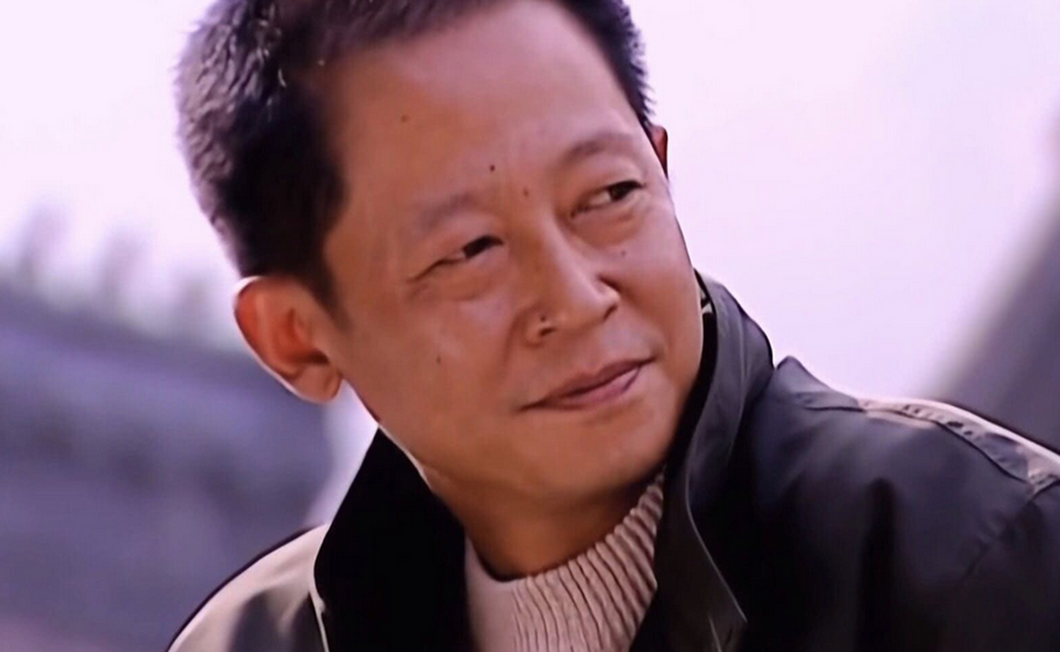 王志文说:"到了一定年龄,没有稳定的收入,没有存款,亲人遇到事情你拿