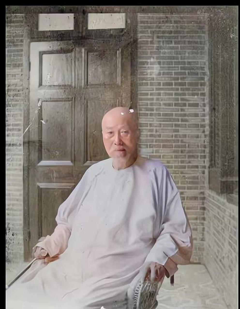 1901年,身着便服的李鸿章照片.镜头下的他神色深沉,苦恼万分.