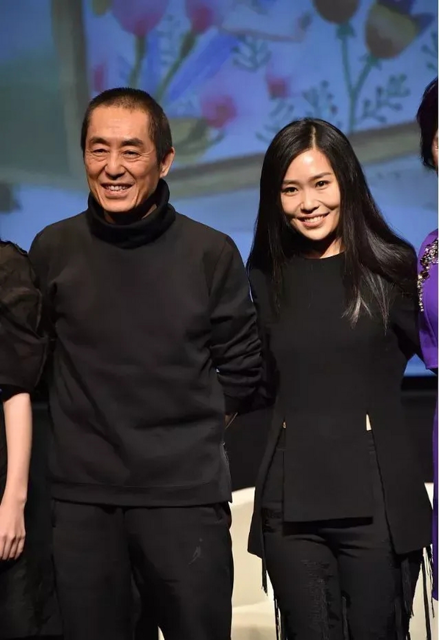 张艺谋大女儿张末,长相不惊艳但耐看,一张脸随爸基因强大,不像妈妈