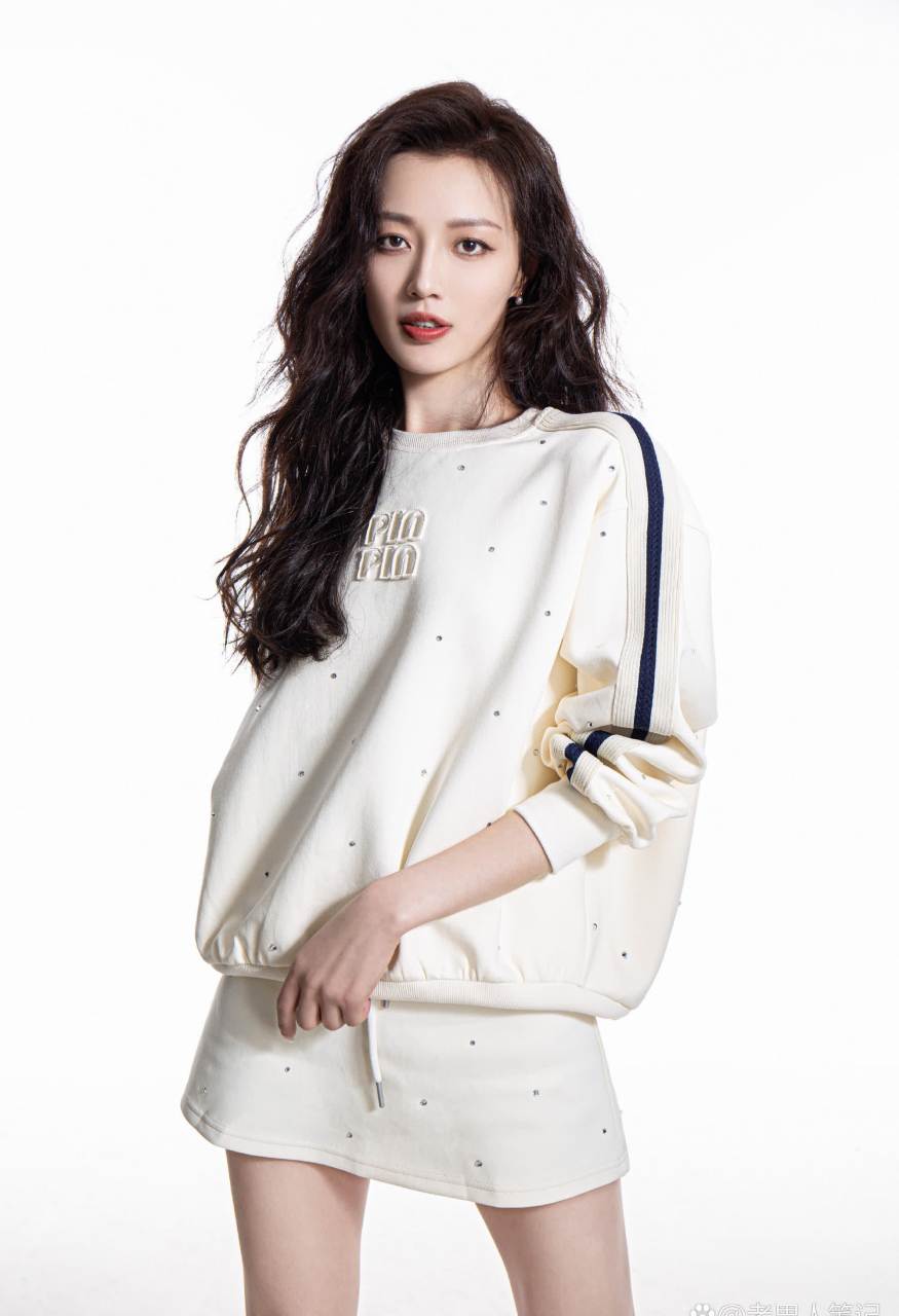 王秀珠晒出白色情人节美照,卷发红唇,一身白衣,温柔中透着一丝浪漫.