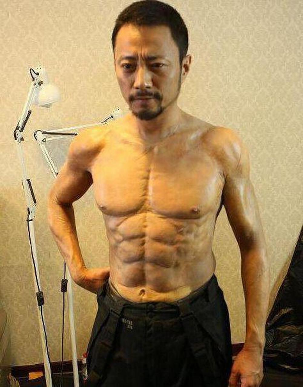 在电影《老炮儿》里,张涵予化身猛男,一身扎实的肌肉也是惊呆众人
