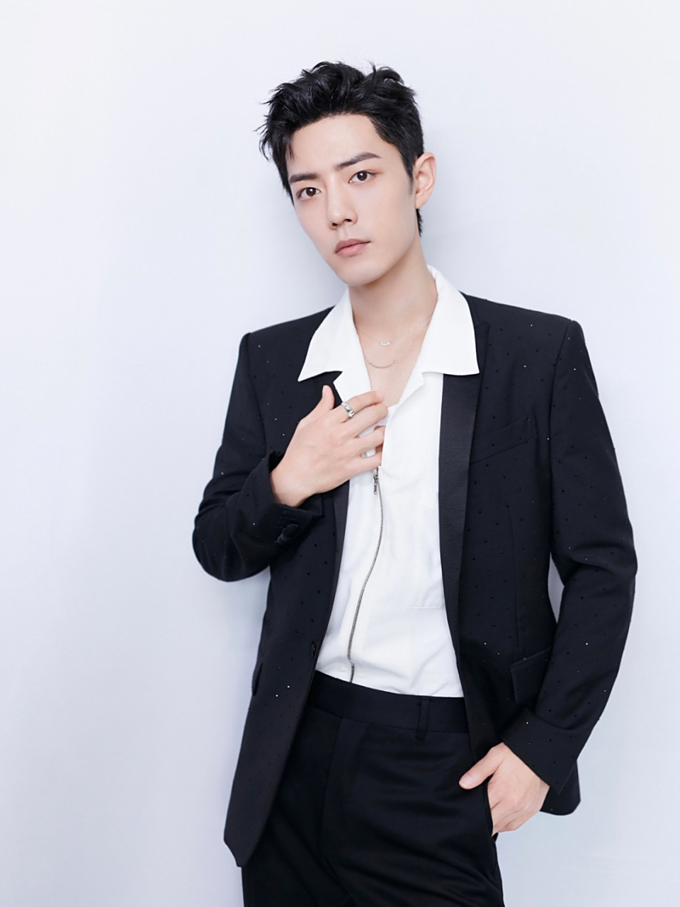 肖战今日红毯造型 叠戴项链配闪钻西装 肖战今日出席拾光盛典look, 宏