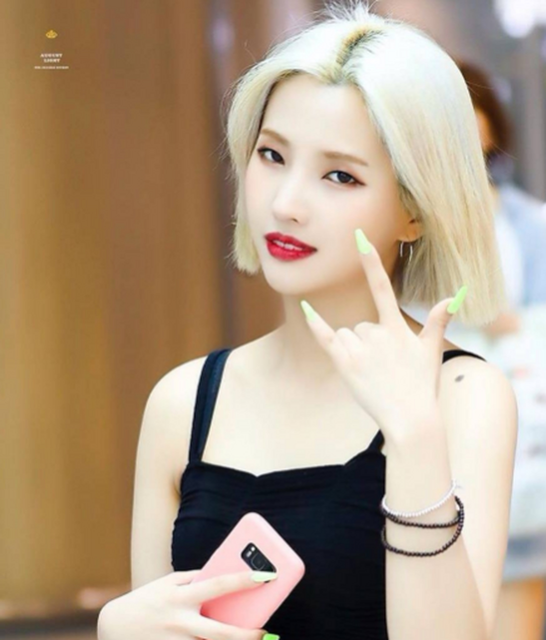 韩国女团一线队长田小娟在近期可真热闹,是因是她为学员创作的竞赛曲