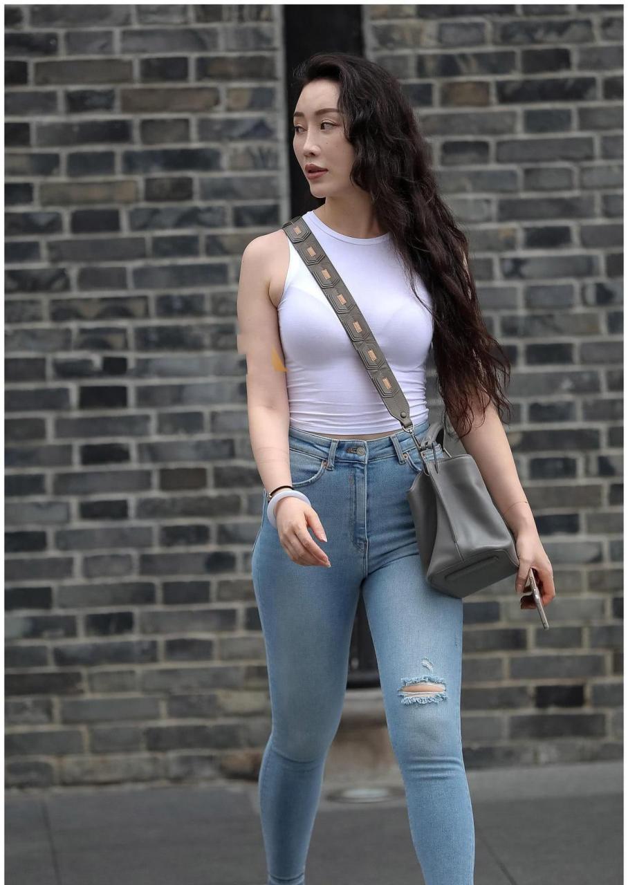 街拍牛仔裤肥臀小姐姐