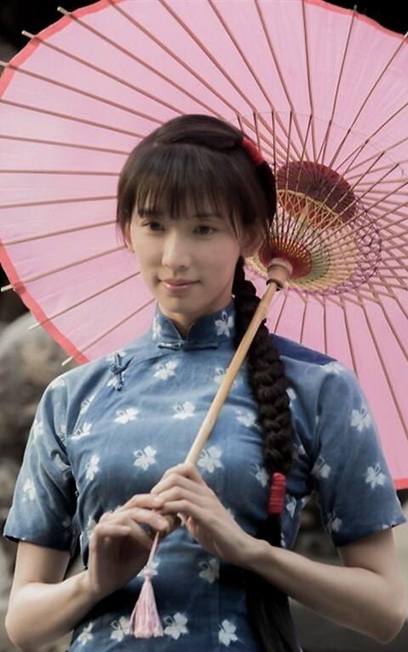 gif创作人# 《道士下山》拍摄时,林志玲穿着旗袍站在导演身边候场