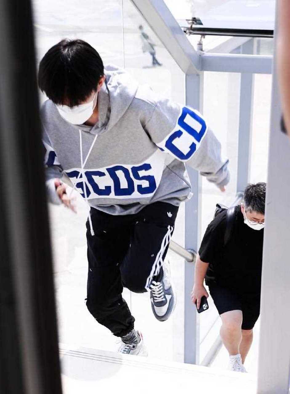 易烊千玺最新机场街拍,灰色字母卫衣搭配黑色运动裤舒适帅气 ,满满的