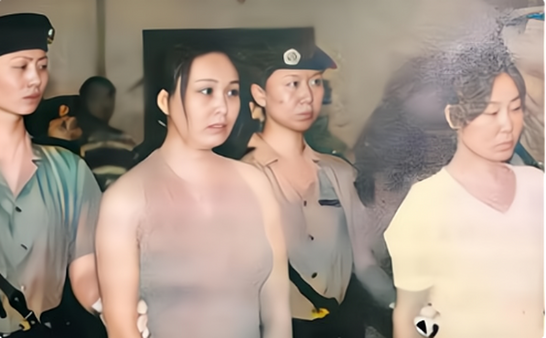 1999年,一位28岁的女大学生租下别墅成为老鸨,3个月内接待了600名客人