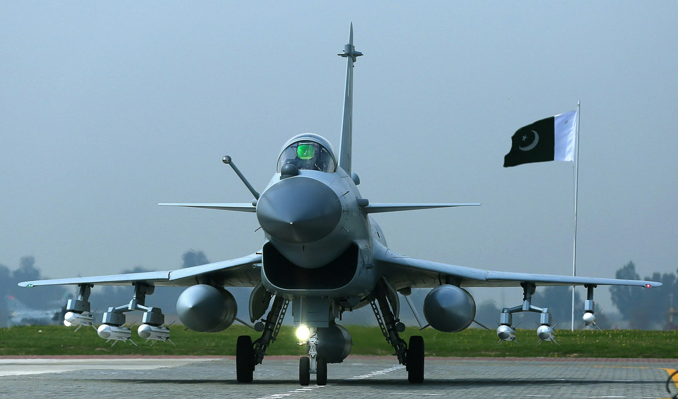 欧洲台风战斗机,巴基斯坦空军歼-10ce战斗机,两机都是典型的鸭翼三角