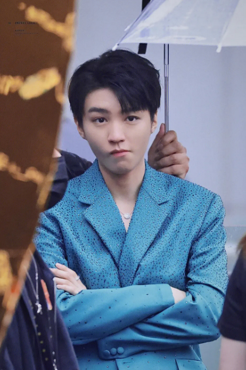 有网友发现王俊凯和他经纪人穿着疑似情侣装,引发了恋情的猜测.