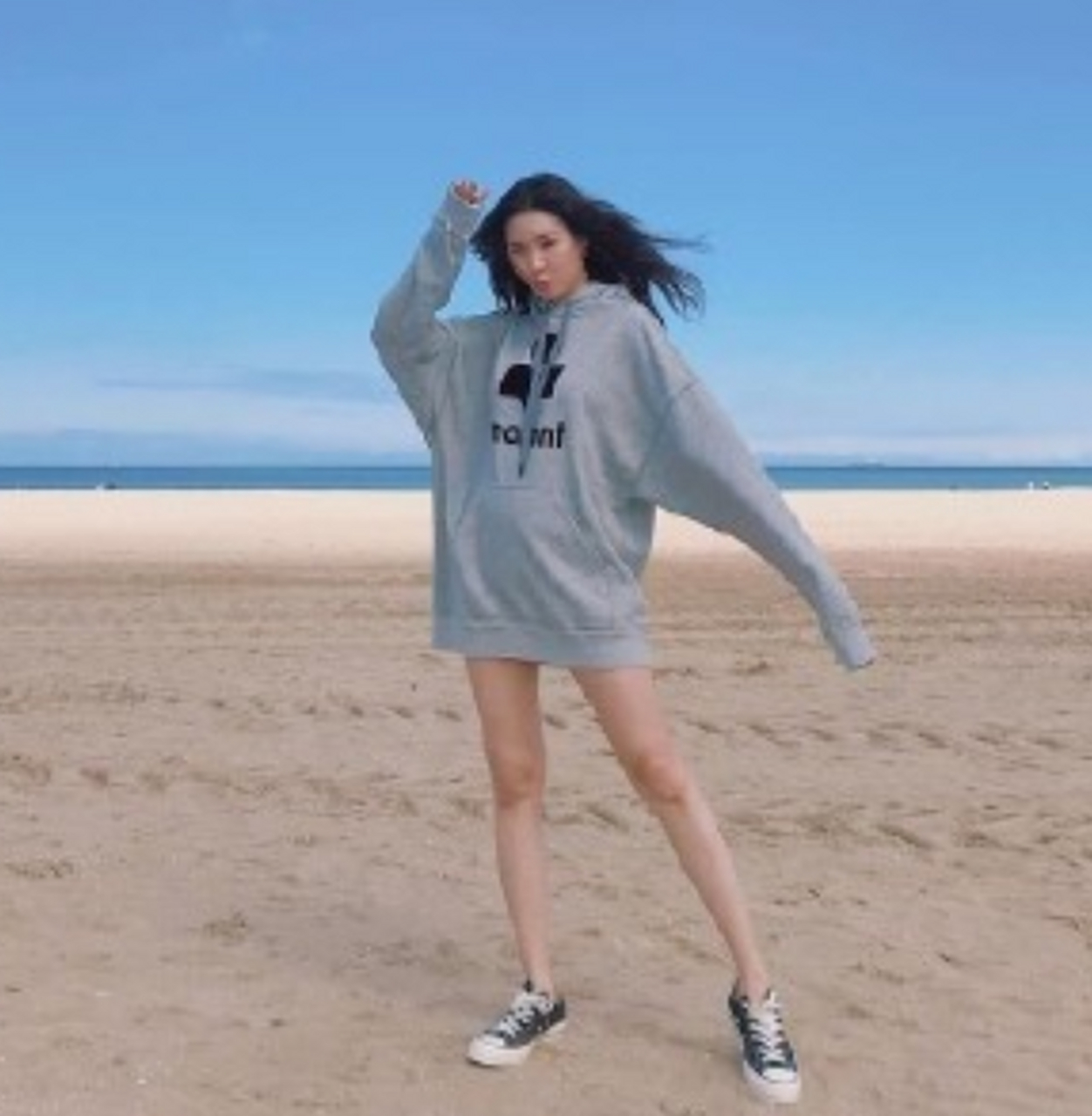 宣美晒海滩美照!穿黑色泳衣秀好身材,胖16斤依旧是南韩第一腿精