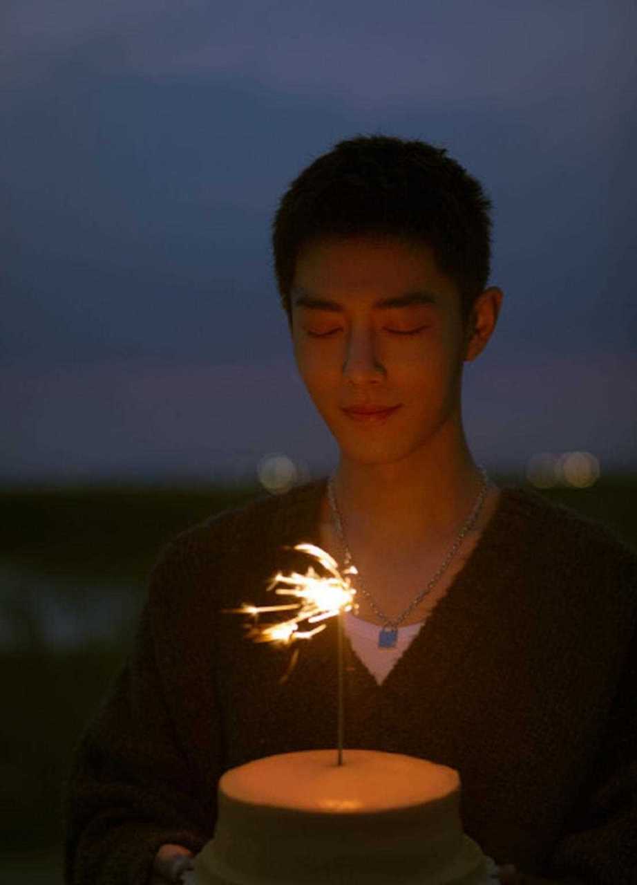 在肖战的庆生现场,没有那些奢华的布置,也没有各种各样的彩带,更没有