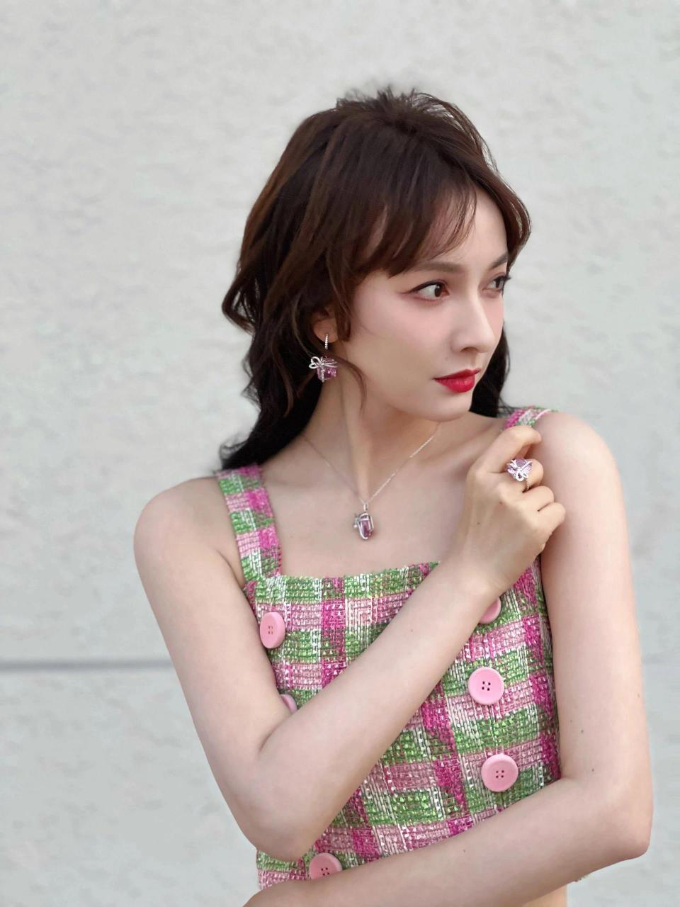 吴昕最新穿搭 粉绿格子套装披肩卷发, 五官精致立体笑容甜美