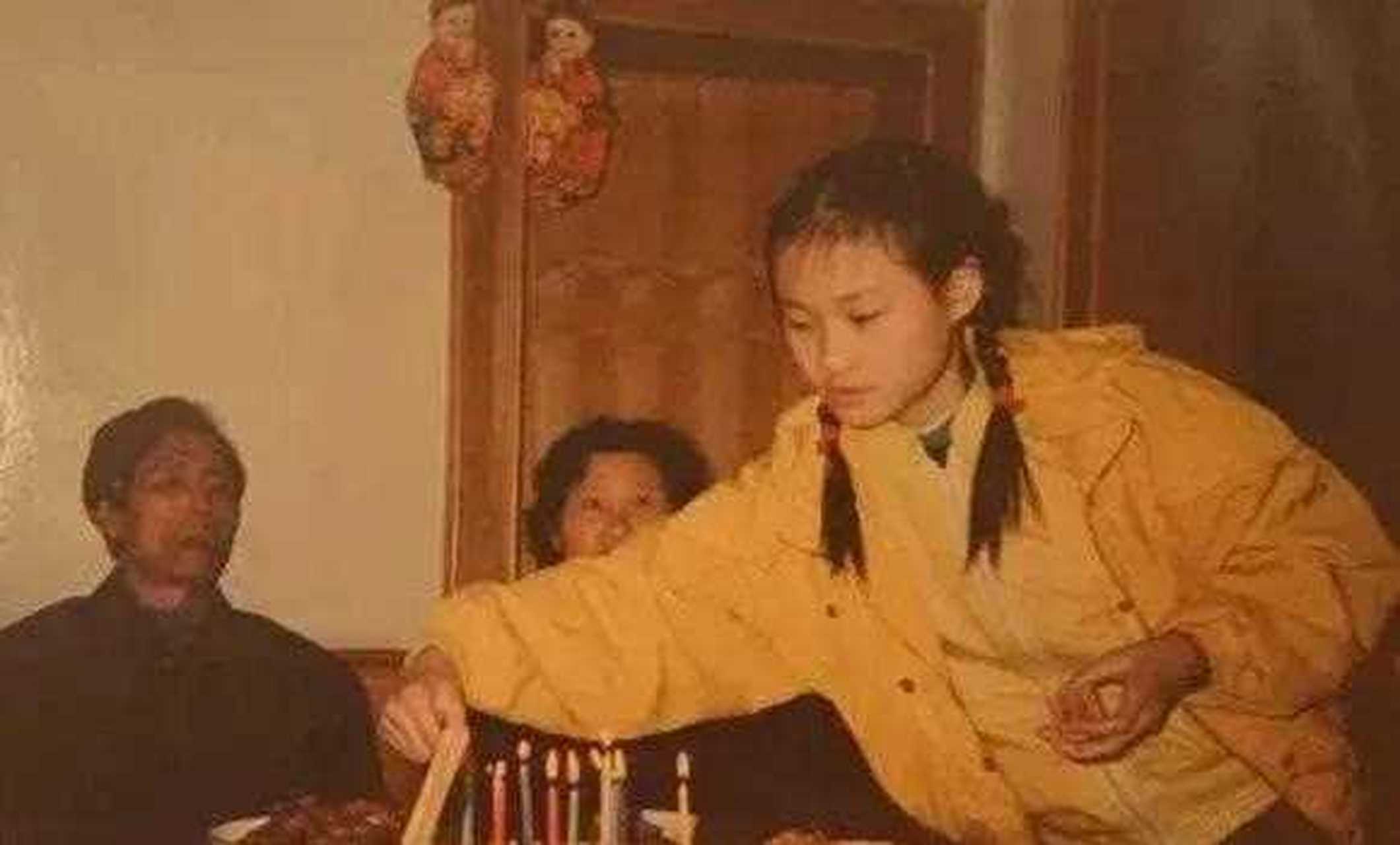 这张照片拍摄于1995年,照片中扎着两条麻花辫子的小女孩当时正在过