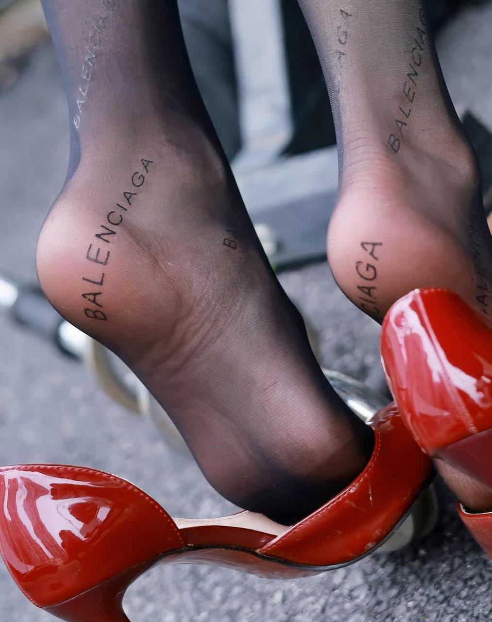 巴黎世家的丝袜好看吗#silkstockings美脚# #美色拍# #周的创作进行中