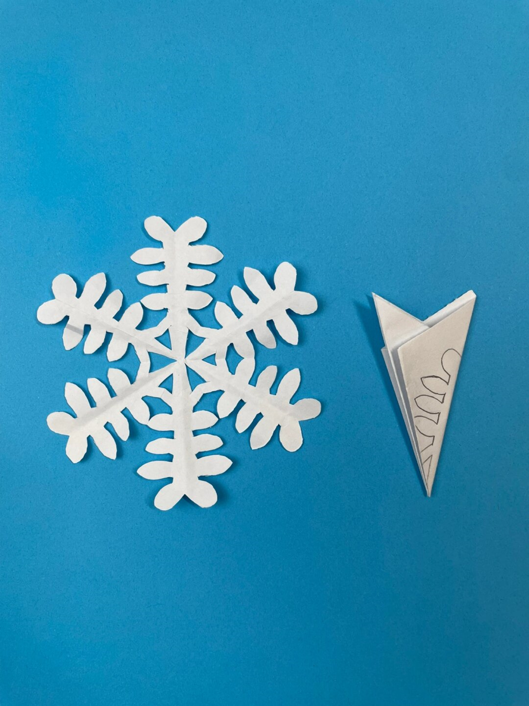 雪花剪纸教程  轻松几步,剪出美丽雪花  想要在冬日里剪出一片片漂亮