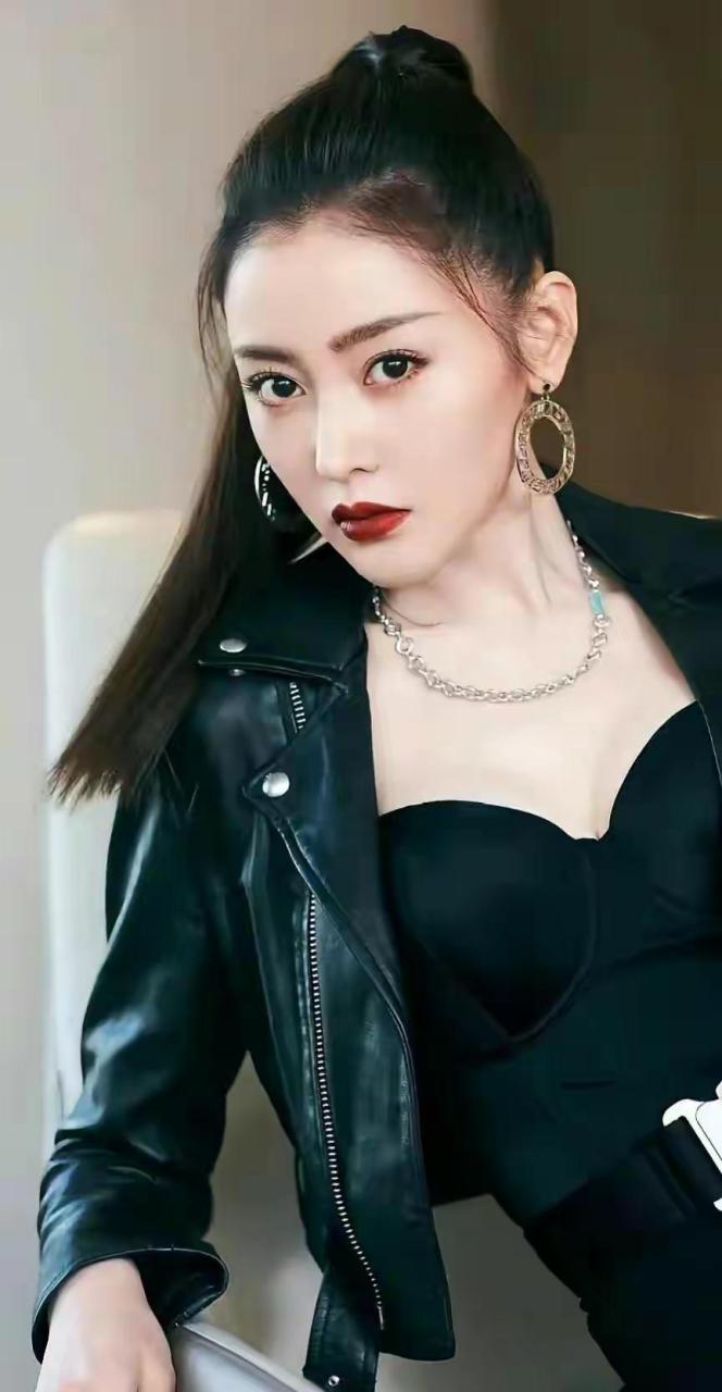 张天爱穿细吊带玩性感,超低胸大秀事业线,火辣身材让人羡慕啊