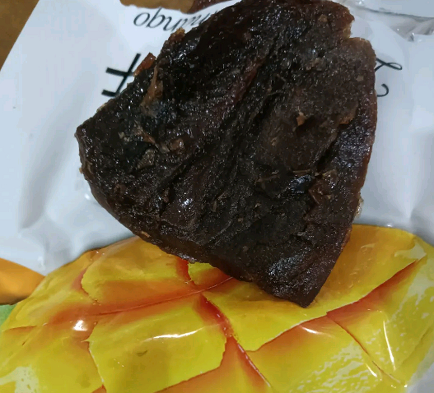 为什么这个芒果干是黑色的?不应该都是黄色的吗