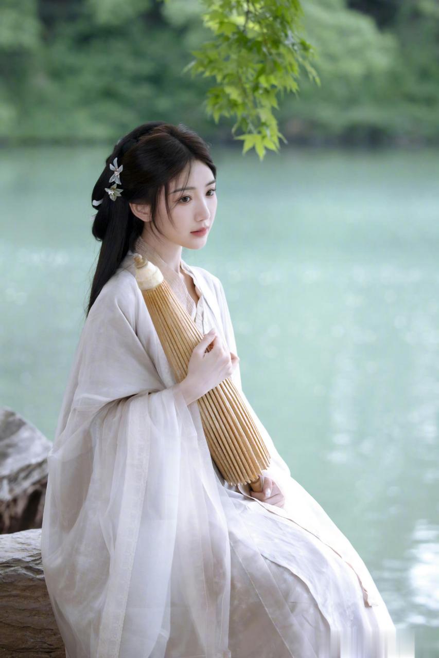 毛晓彤最新古风写真湖畔撑伞回眸清冷感十足,吹到恰到好处的风,发丝都