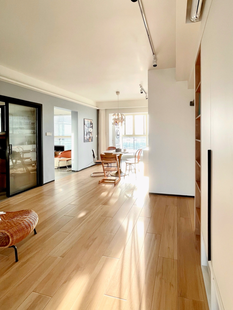 餐厅朝东,客厅朝西,洒满阳光的家好浪漫  [稻草人]     .