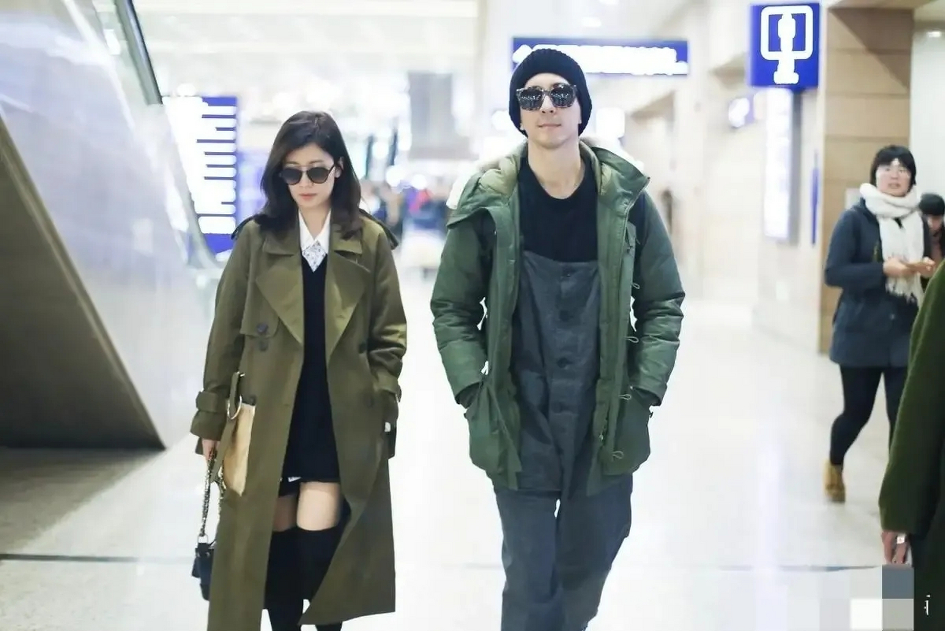 贾静雯夫妇走机场,戴同款墨镜,绝配.老公修杰楷还穿背带裤,够酷.