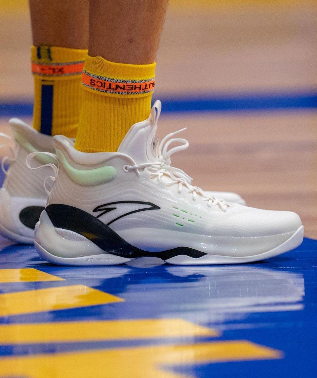 训练中还不忘向大家展示安踏篮球鞋, 期待汤普森下赛季能够满血归 !!