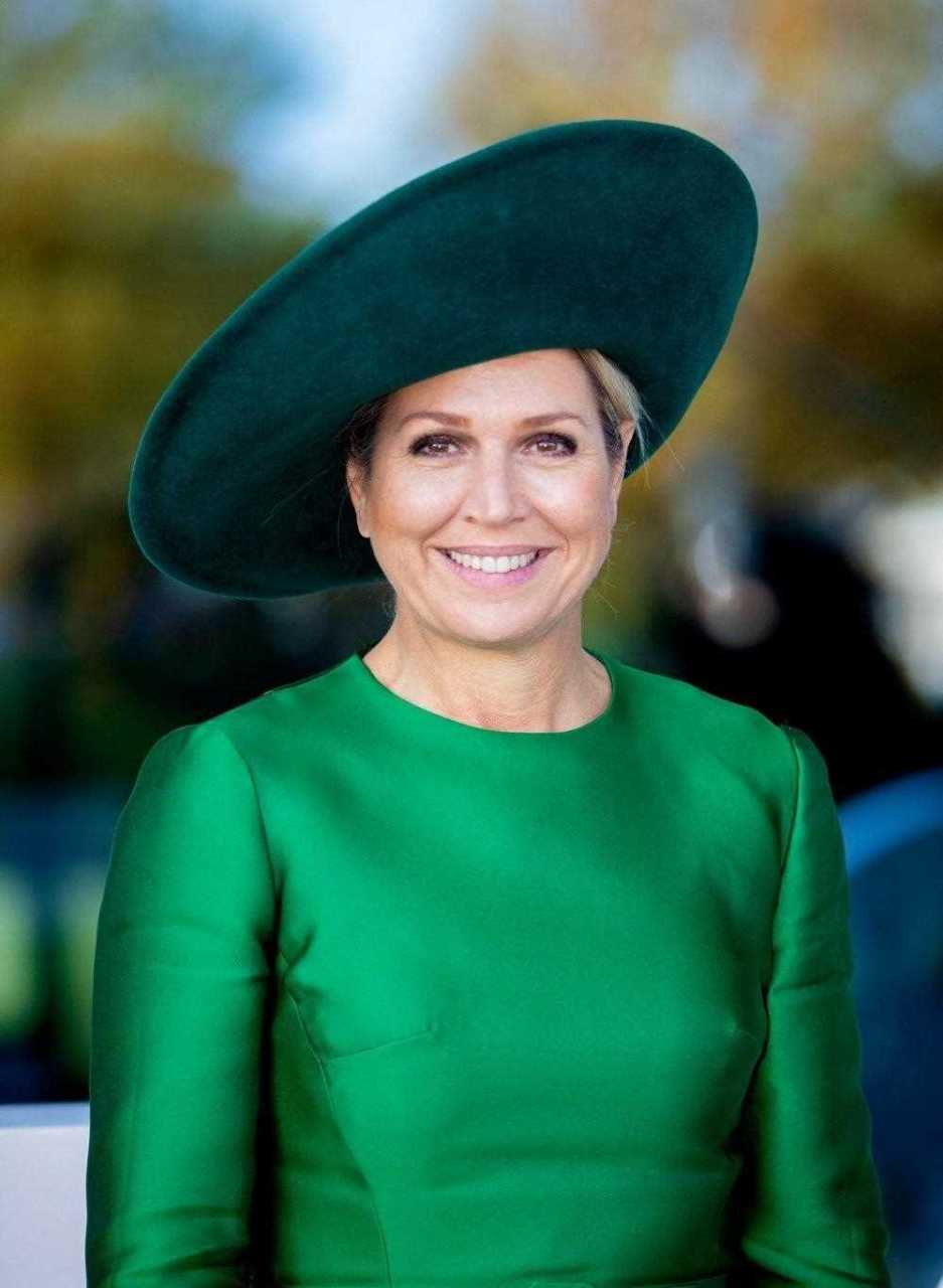 荷兰王后马克西玛的这套绿色穿搭真的美,帽子,裙子,高跟鞋都是绿色的