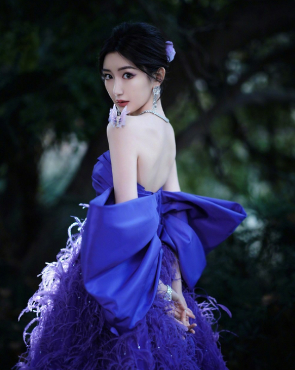 gq盛典,毛晓彤花仙子盘发,搭配紫色羽毛长裙惊艳亮相,精修图上的她是