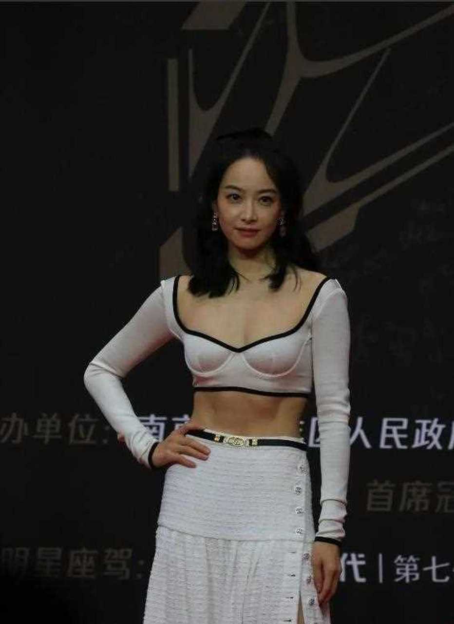 突然不敢直视宋茜的腹肌了,明明肚子上有赘肉,还强迫自己穿露脐装