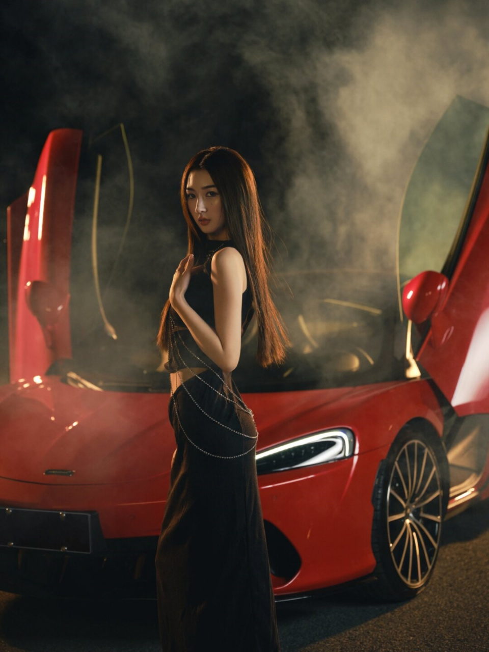 跑车与美女的养眼组合,令人瞩目.