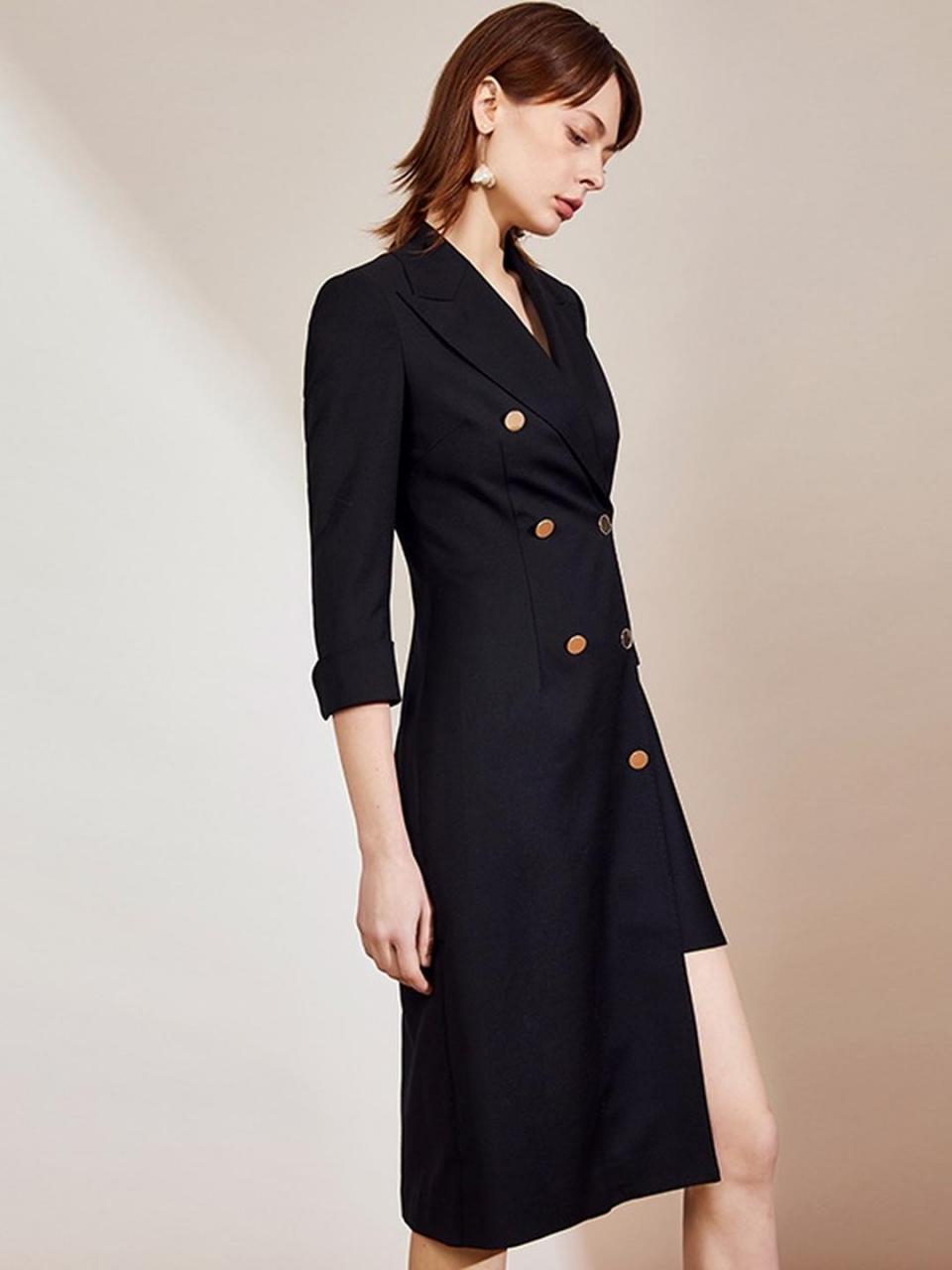 西装裙简直是我夏天衣柜里的必备单品 这件温柔大气的黑色西装裙 显