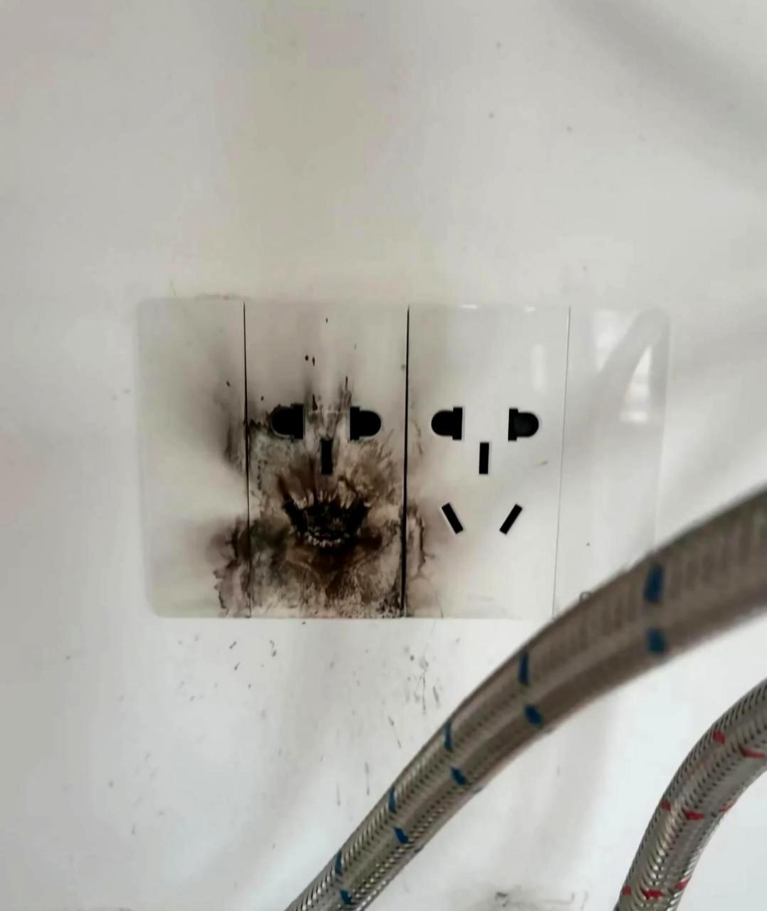 家里的插座坏了,似乎还在嘲笑着我.