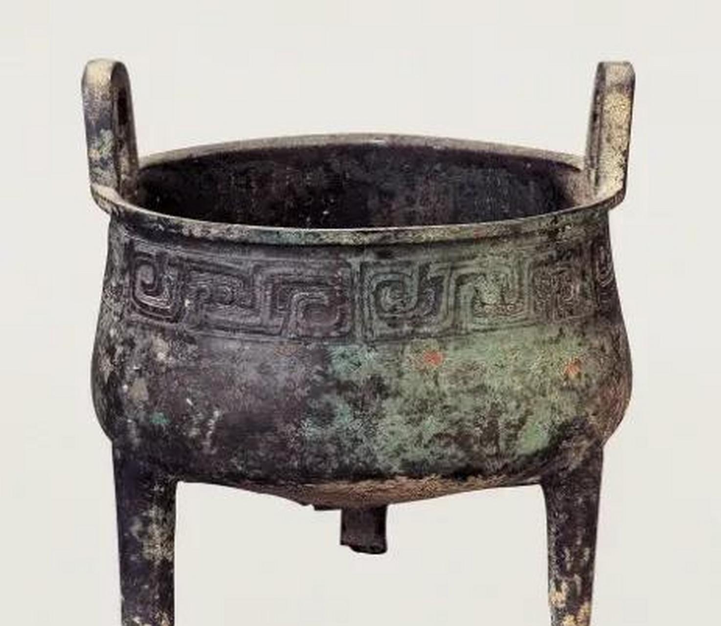 1975年,正月,宝鸡岐山县京当公社的农民白明科吆牛犁地时,一脚踩出来