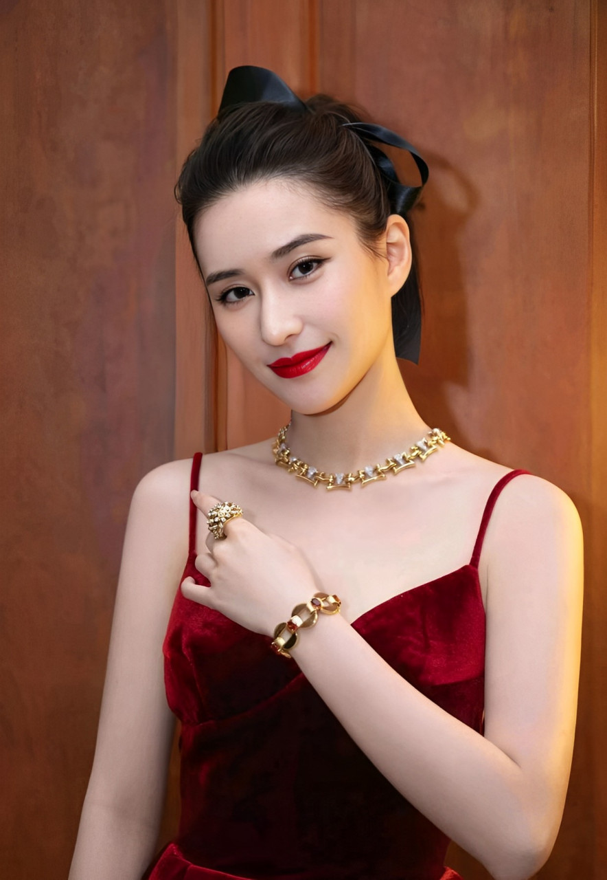 窦骁真是娶了个宝,他老婆何超莲不仅是豪门千金,还是个难得的美人