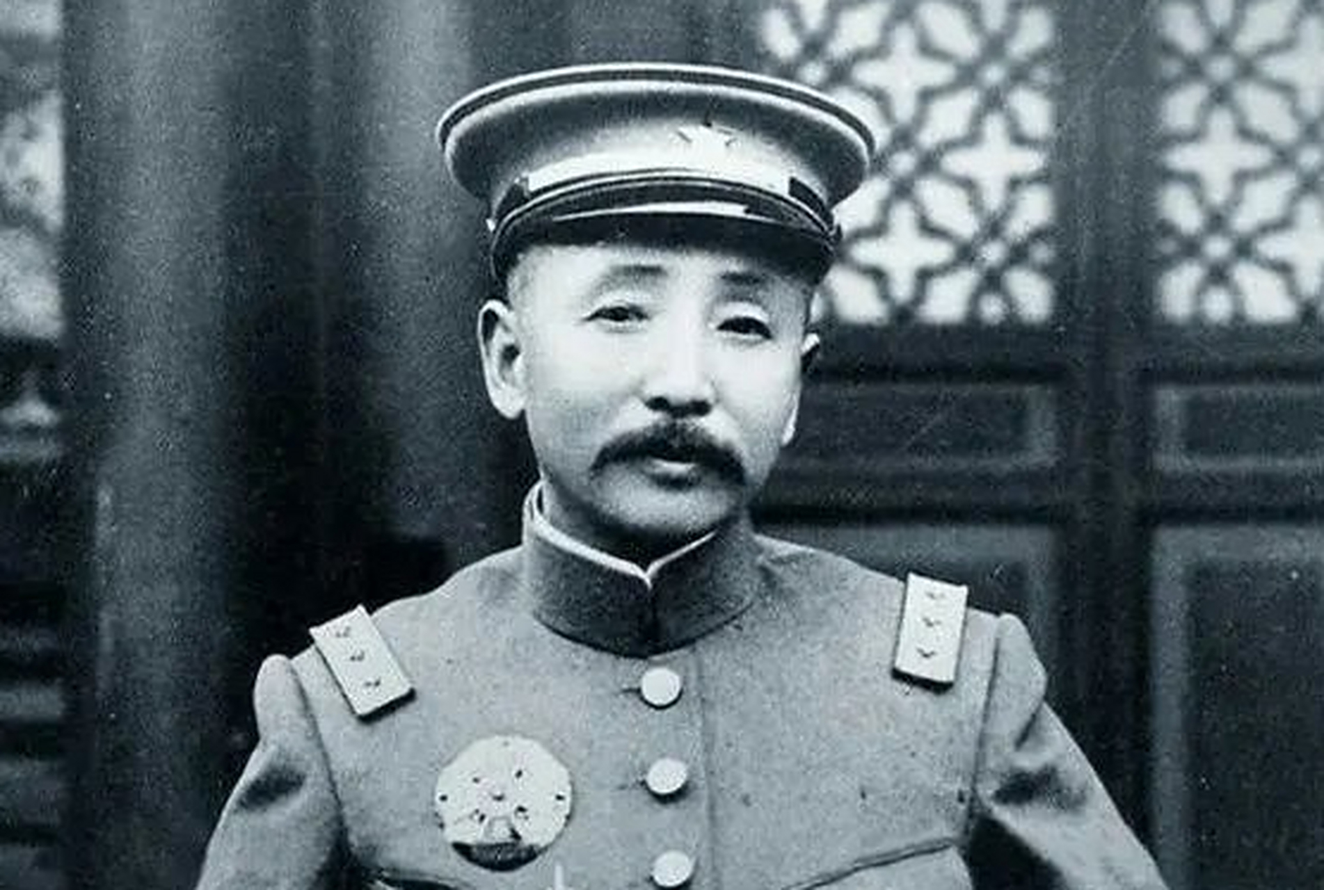 张作霖喝酒了,见十八岁的戴宪玉美貌,忍不住让她倒酒.