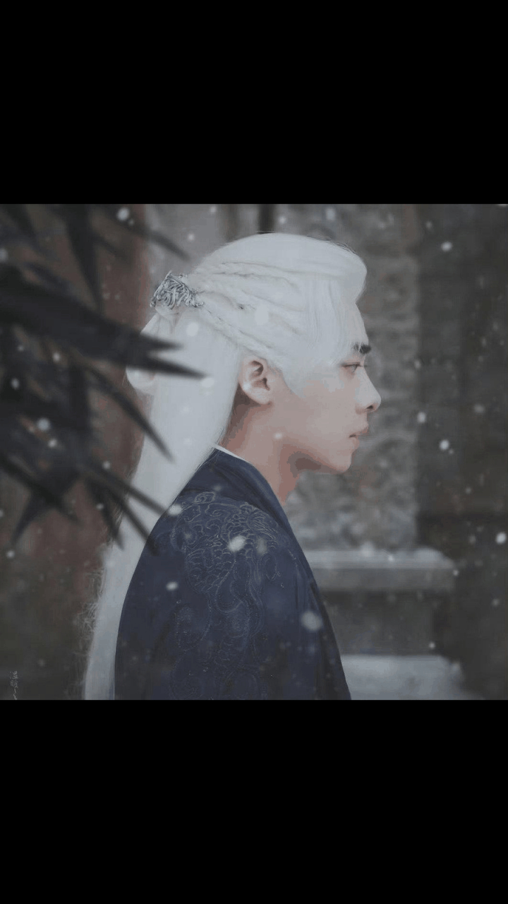 gif创作人#   李易峰白发造型路透 帅哥就是帅哥,这样的全白发长发都