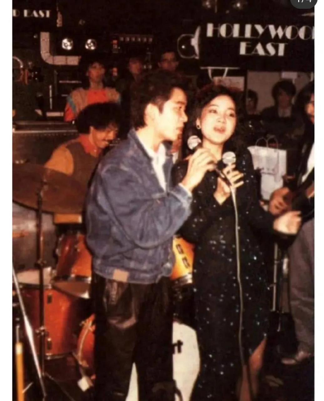 在80年代,陈百强和邓丽君合影的罕见照片被人们广为传播,但很遗憾的是