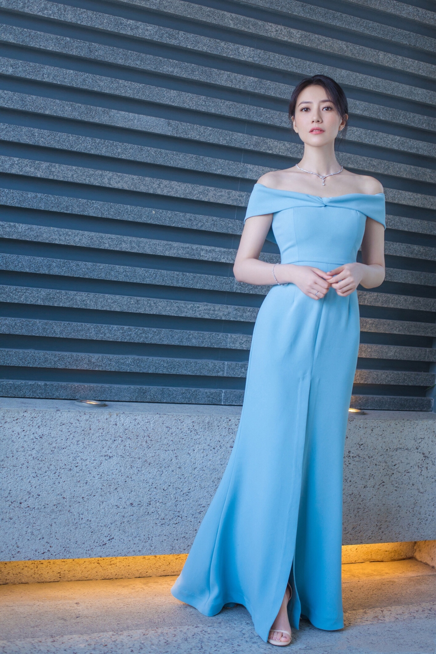 高圆圆 一字带凉鞋秀玉足[你懂的]