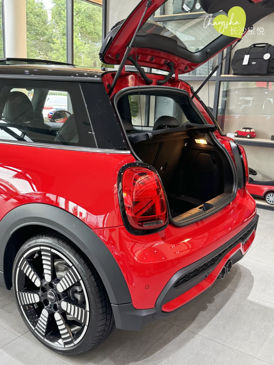 mini coopers 三门版  在冷色调的秋冬里最亮眼的红 能成为街头最靓的