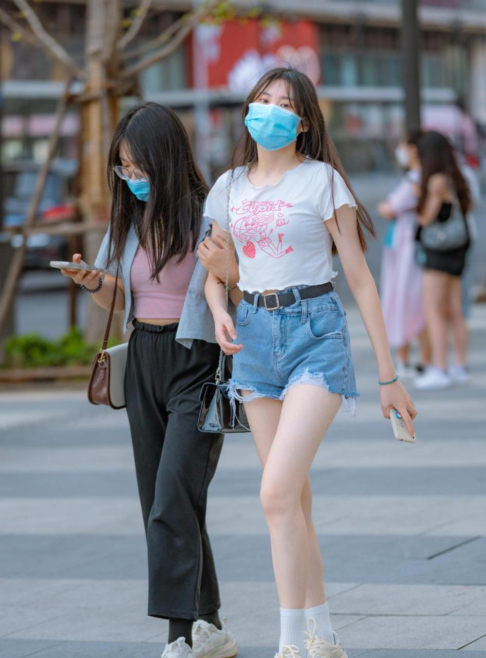 街拍牛仔短裤热裤美女口罩都遮不住你的颜值