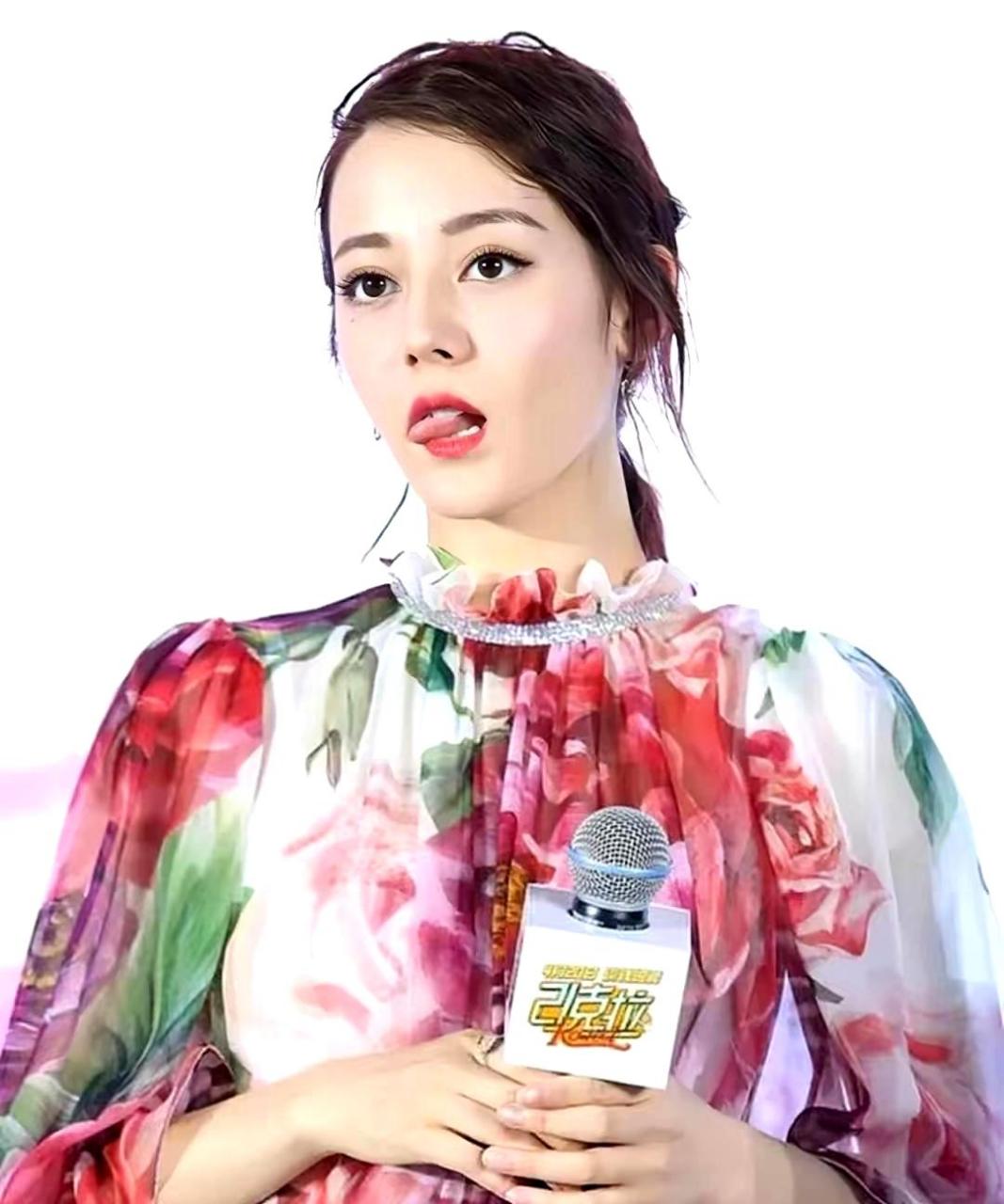 女明星卖萌吐舌头,但最美的还是周涛和刘涛,引发粉丝保护欲望.