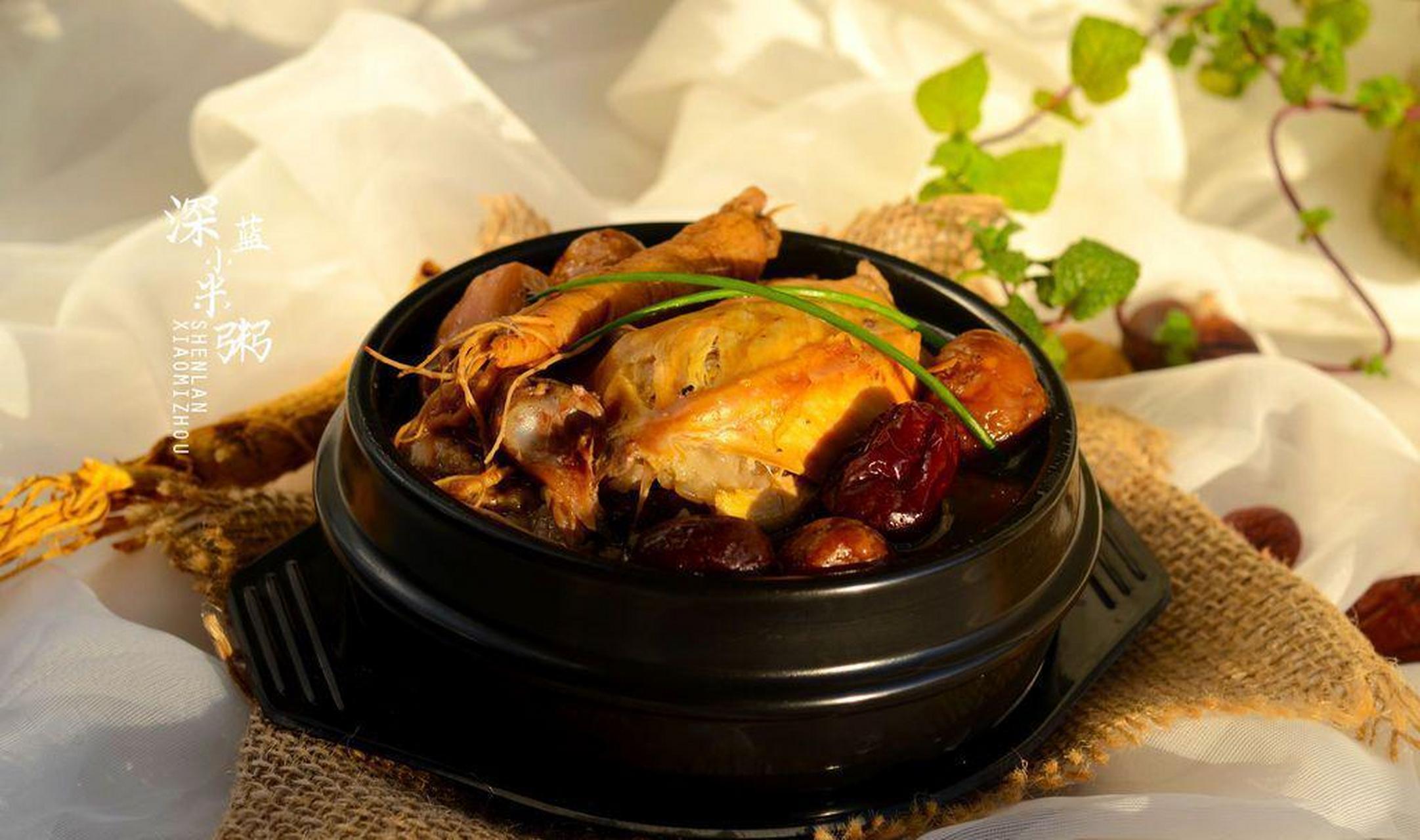 韩式人参鸡汤 人参鸡汤是一道美味的菜肴,是韩国一道非常著名颇具特色