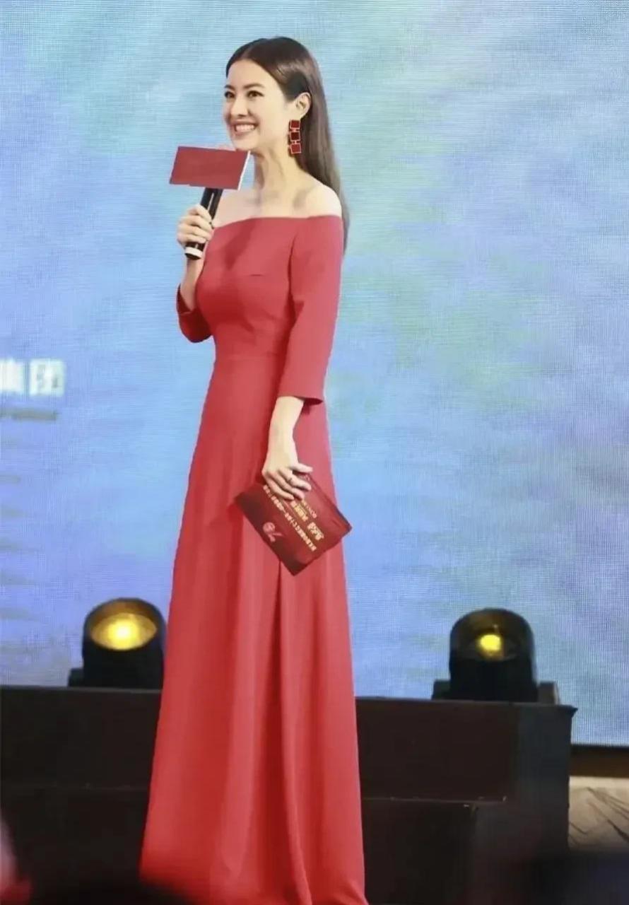 领动计划# 著名主持人涂经纬早前穿着一身红色抹胸礼服,一头长发偶珑