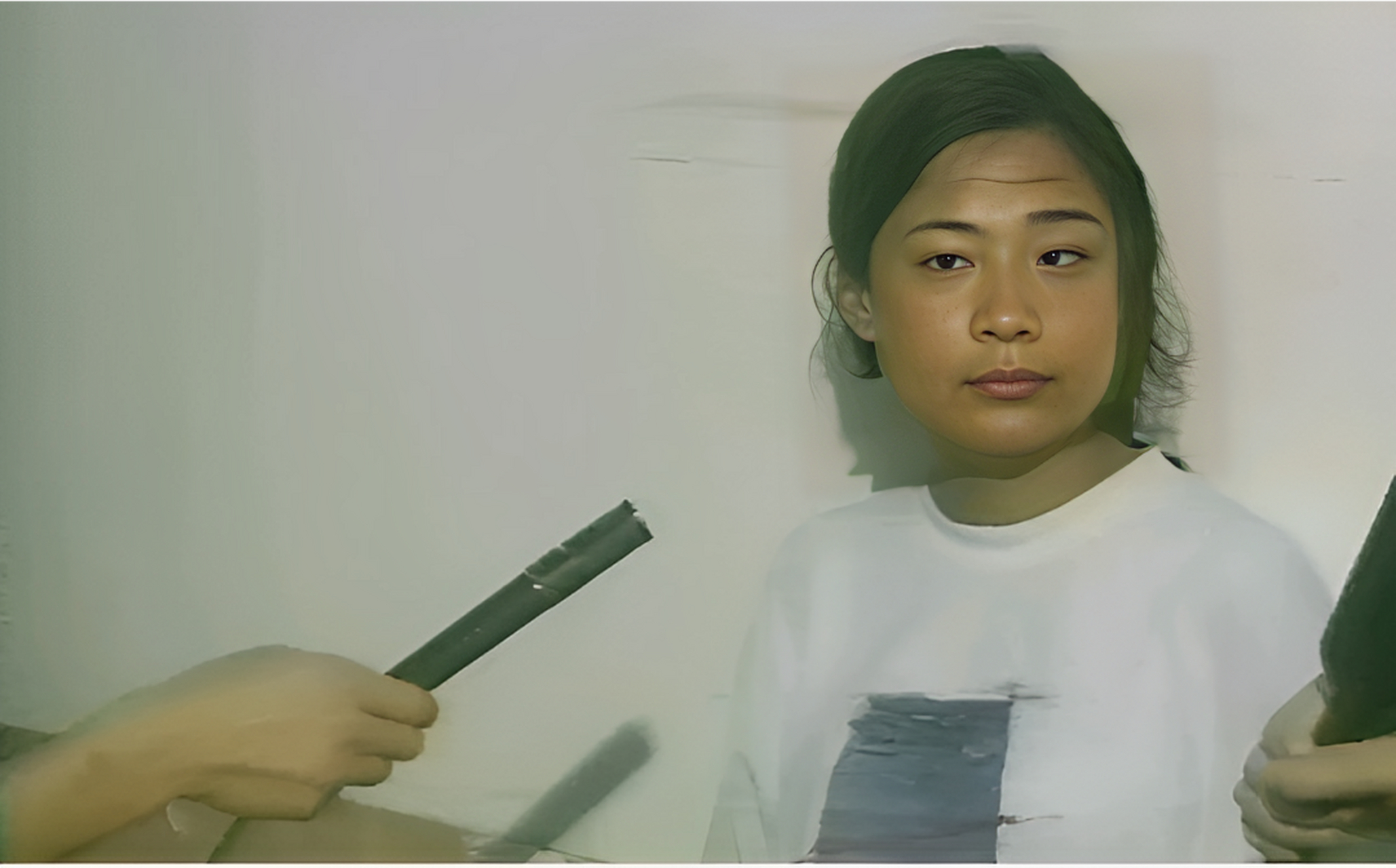 1995年,被捕后的邵苗苗接受采访,画面中的她,肤色有些深,这并不是镜头