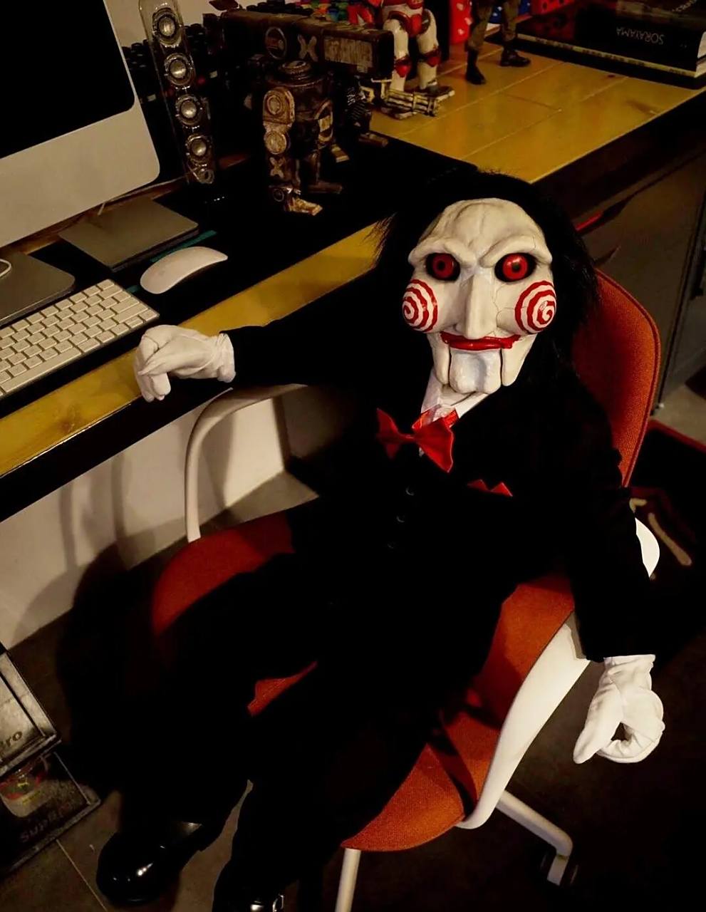 热门恐怖片系列新作《电锯惊魂10》发布剧照,竖锯回归,并宣布提档至9