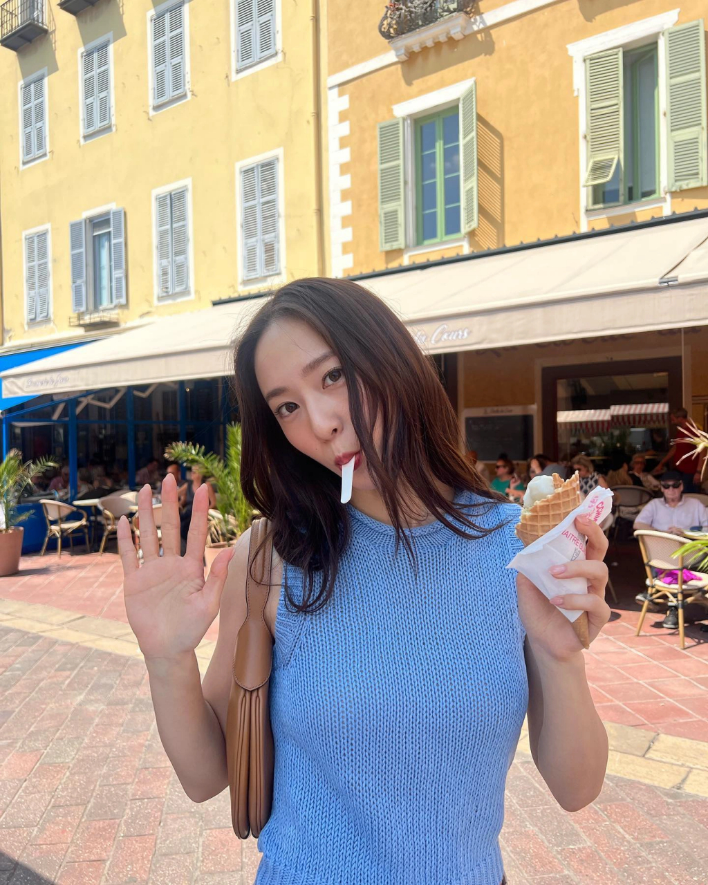 郑秀晶吃冰淇淋 这么可爱的宝有没有人认领 郑秀晶晒出旅游照依旧是