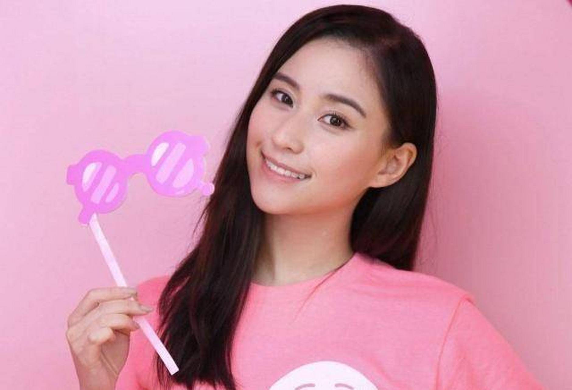 近日,何超莲在ins上晒出了一张自己的美照,不过与平时俏皮可爱的风格