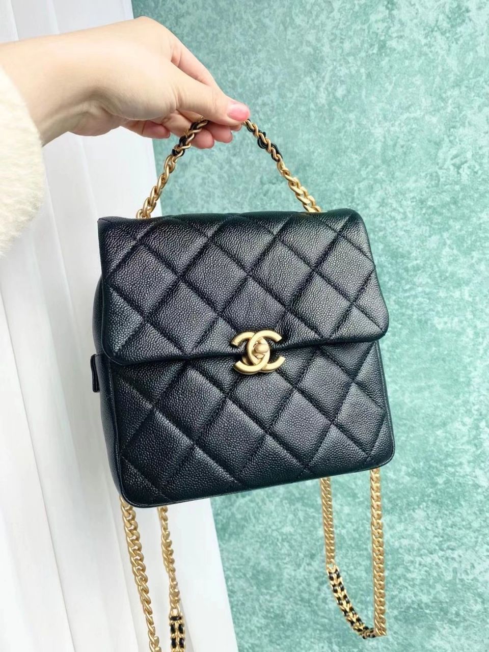 chanel22p最新款双肩包 香奈儿黑金荔枝皮包包,本季爆款 香奈儿家的