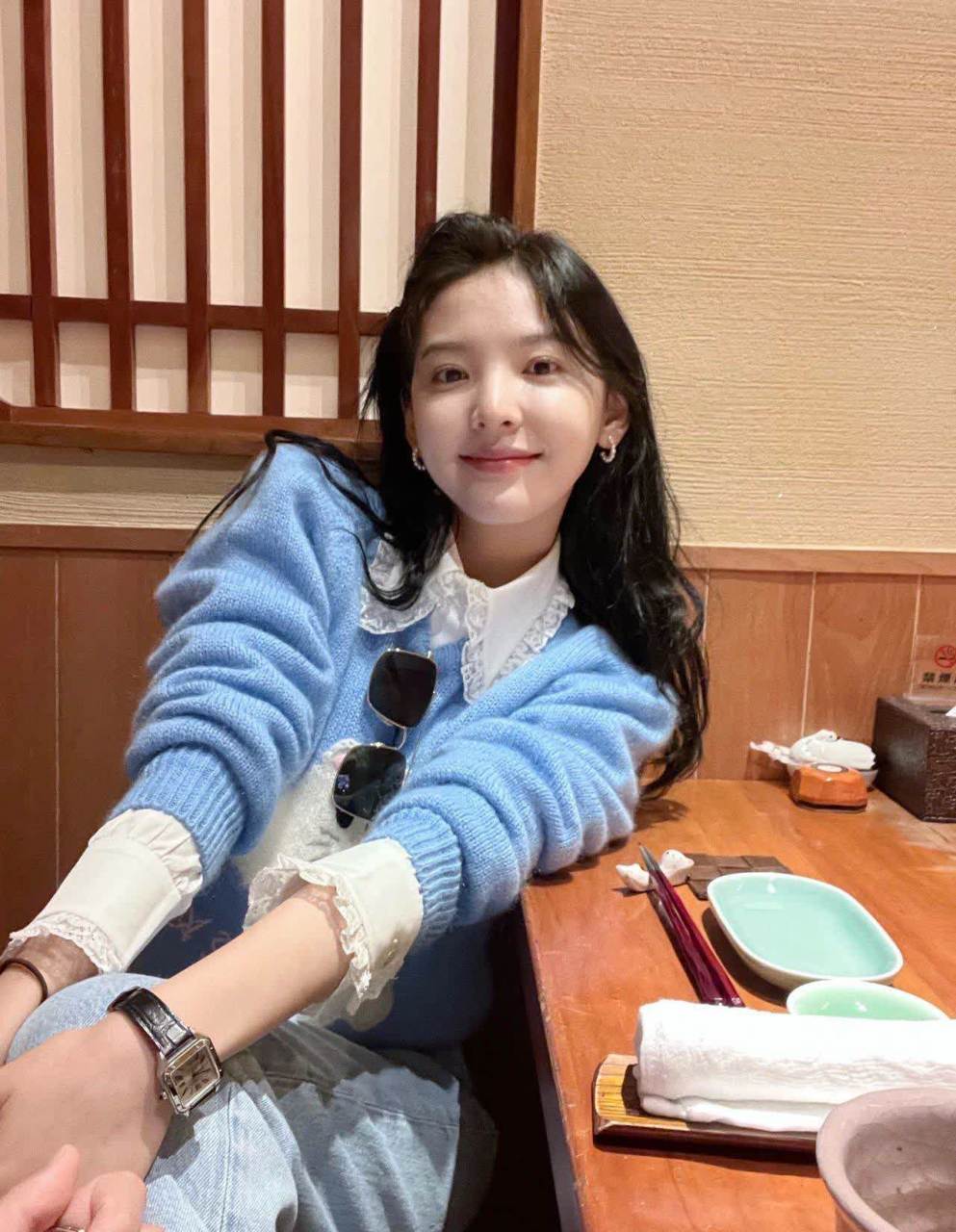 张若男更新日常,第二次亮相环球影城,身穿小猫图案嵌花针织毛衣搭配