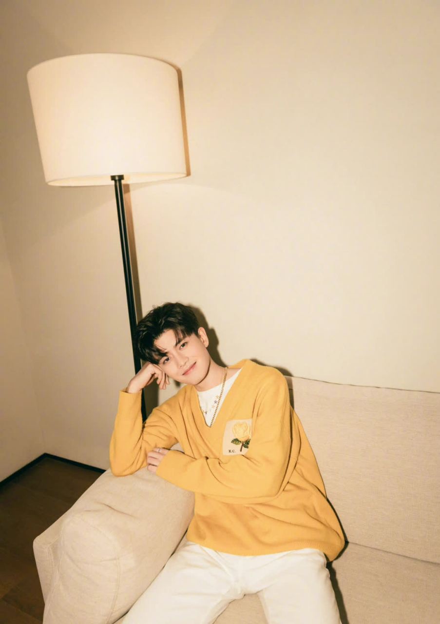 任嘉伦|暖冬黄    最新现场活动的一组写真,黄玫瑰图案的针织毛衣