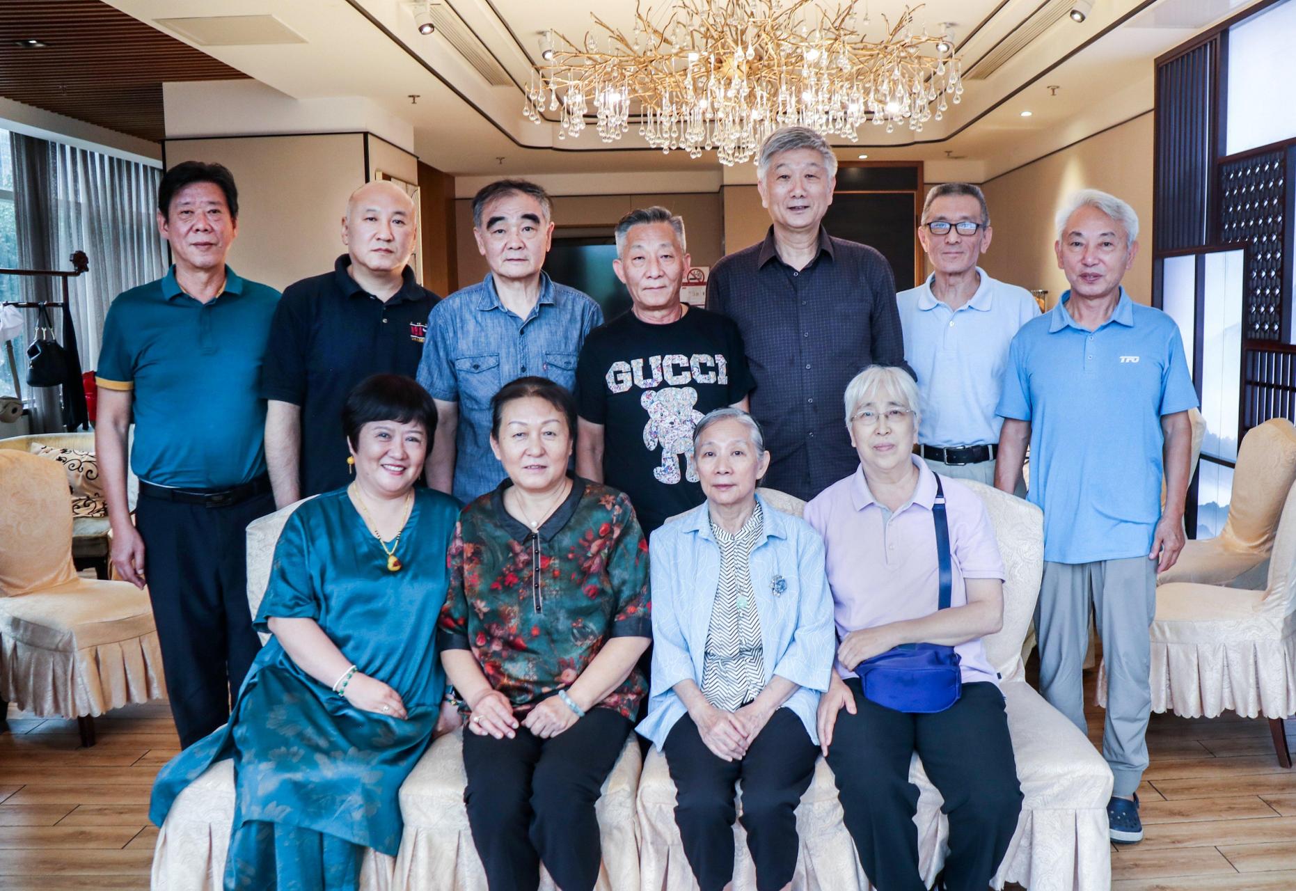 领动计划# 空军飞行员潘景寅的女儿看望林豆豆,林豆豆招待大家,请